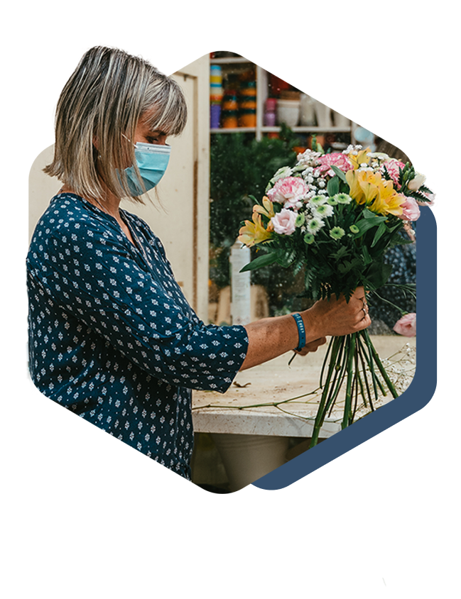 Image d'une fleuriste qui sert un client